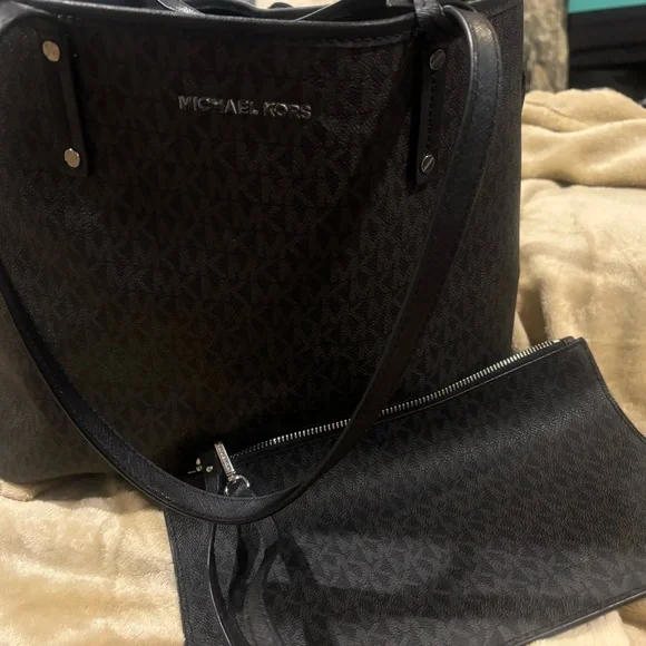 Michael Kors Jet Set LG Drawstring Tote - Picture 2 of 4